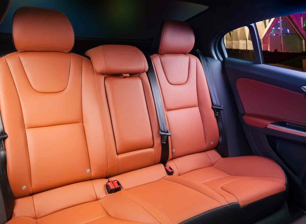 voiture interieur cuir orange