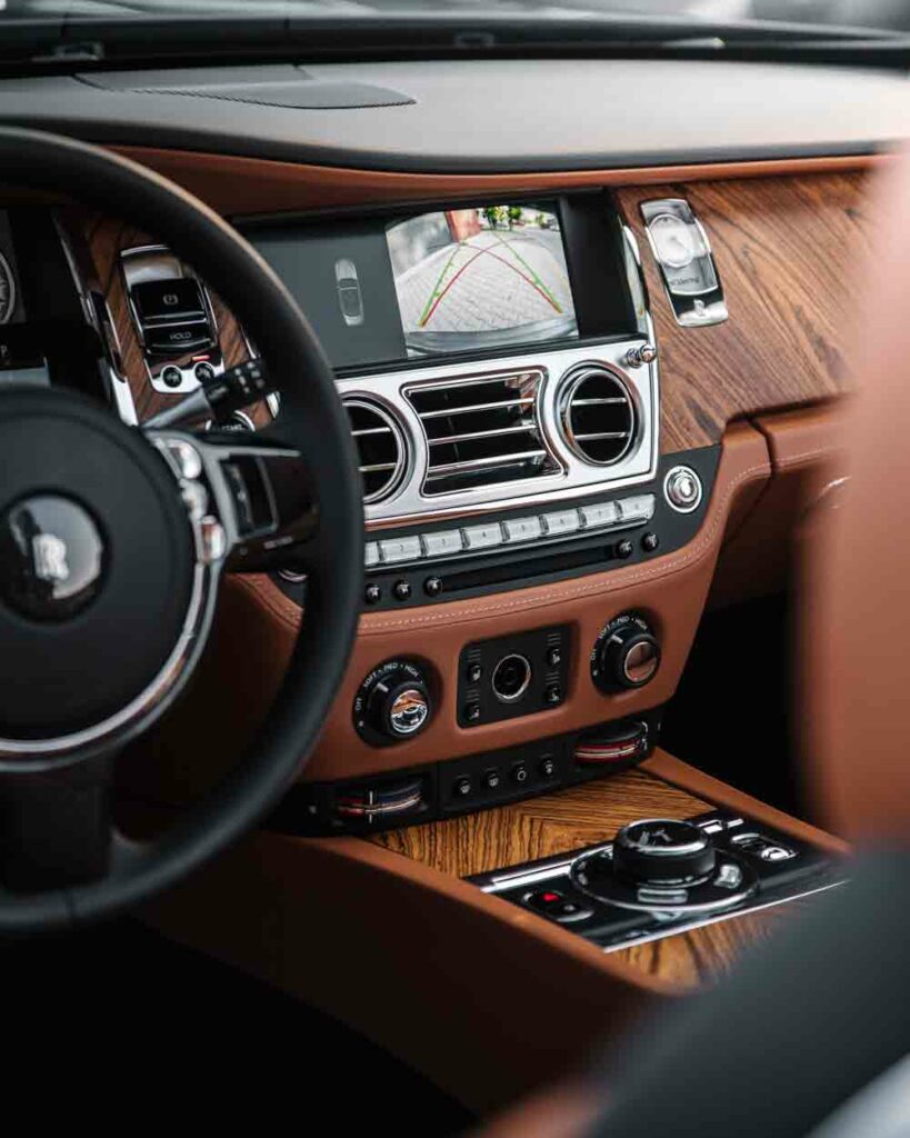 voiture tableau de bord cuir marron