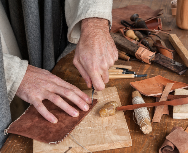 Homme travaillant du cuir dans un atelier