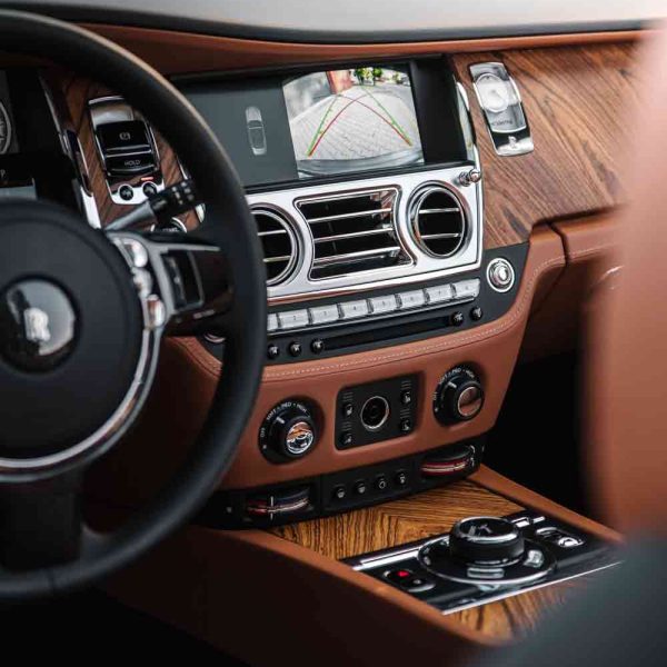 voiture tableau de bord cuir marron